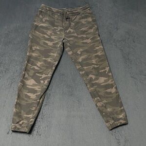 Athleta Farallon Jogger Athletic Pants Womens 8 Green Camo Athleisure Drawstring